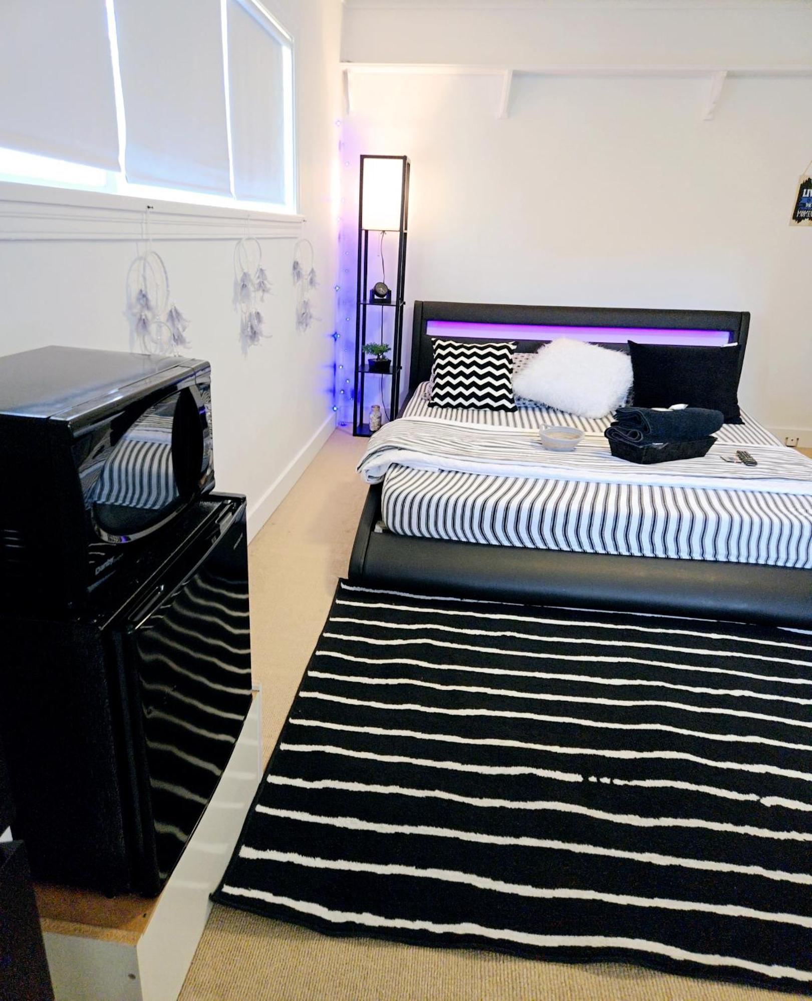 Cozy Stylish Black & White Design Room In The Heart Of Vancouver! Private Parking, Self Check-In & Just 4 Mins To Metrotown! Exterior photo