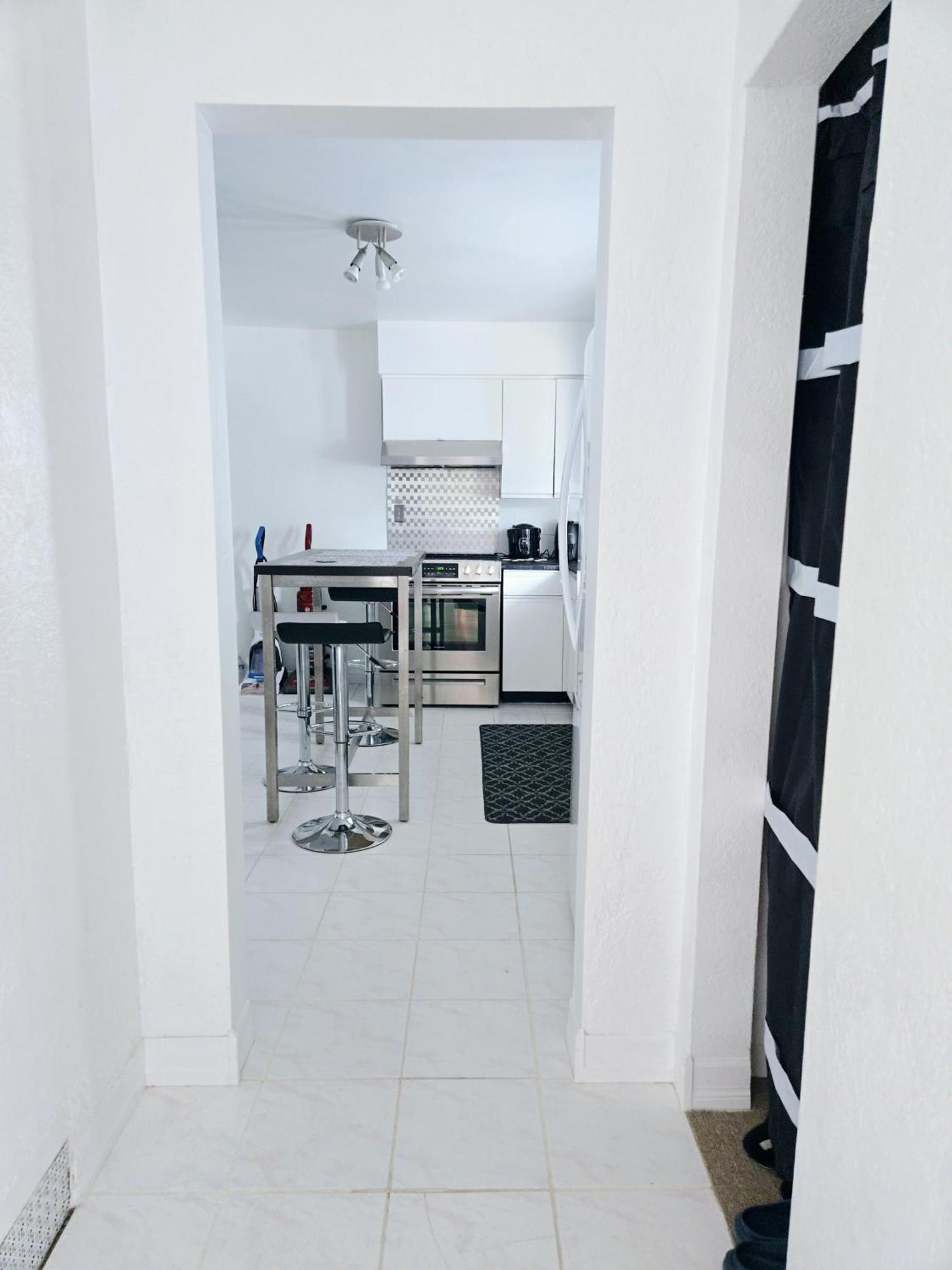 Cozy Stylish Black & White Design Room In The Heart Of Vancouver! Private Parking, Self Check-In & Just 4 Mins To Metrotown! Exterior photo