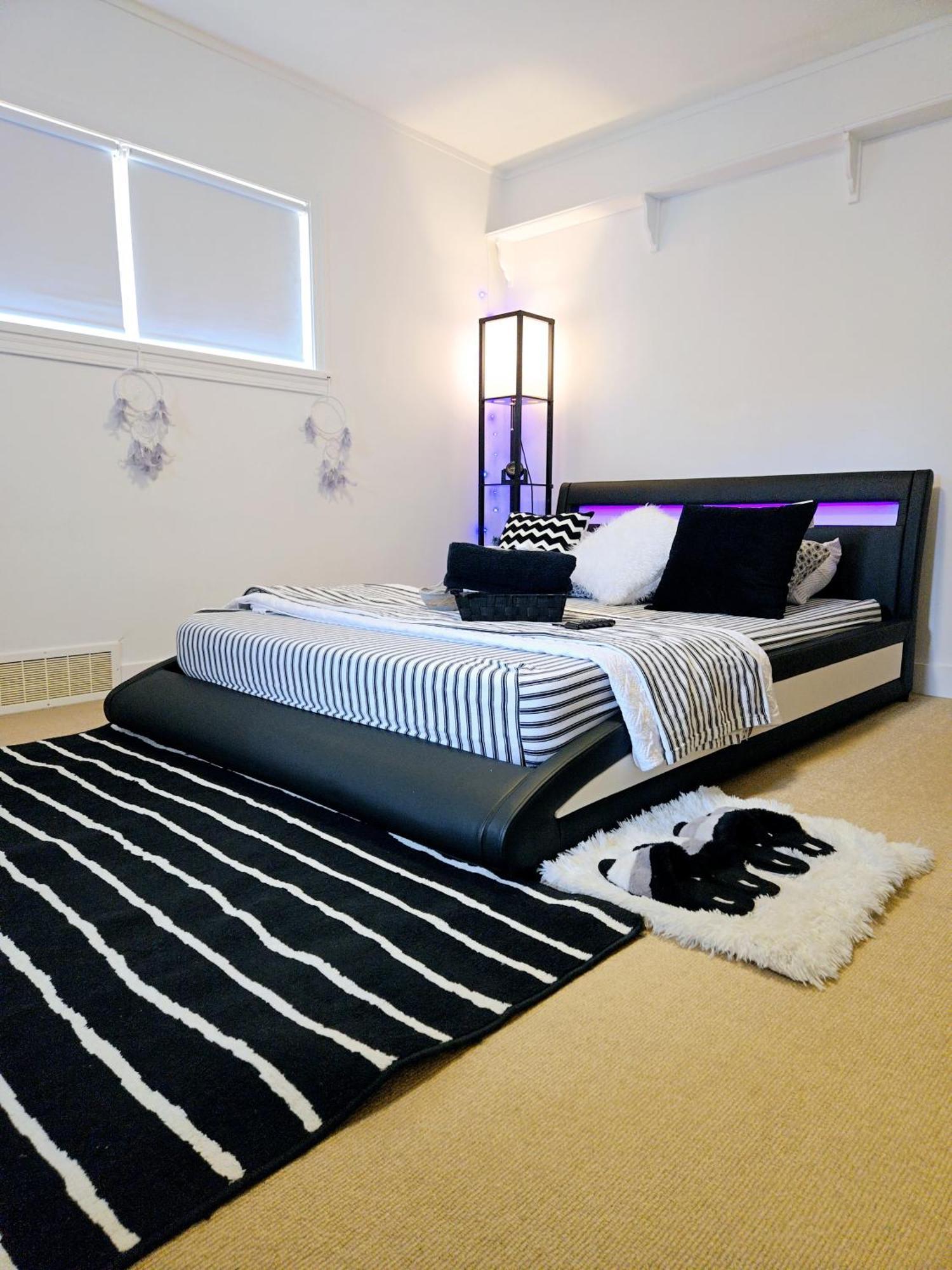 Cozy Stylish Black & White Design Room In The Heart Of Vancouver! Private Parking, Self Check-In & Just 4 Mins To Metrotown! Exterior photo