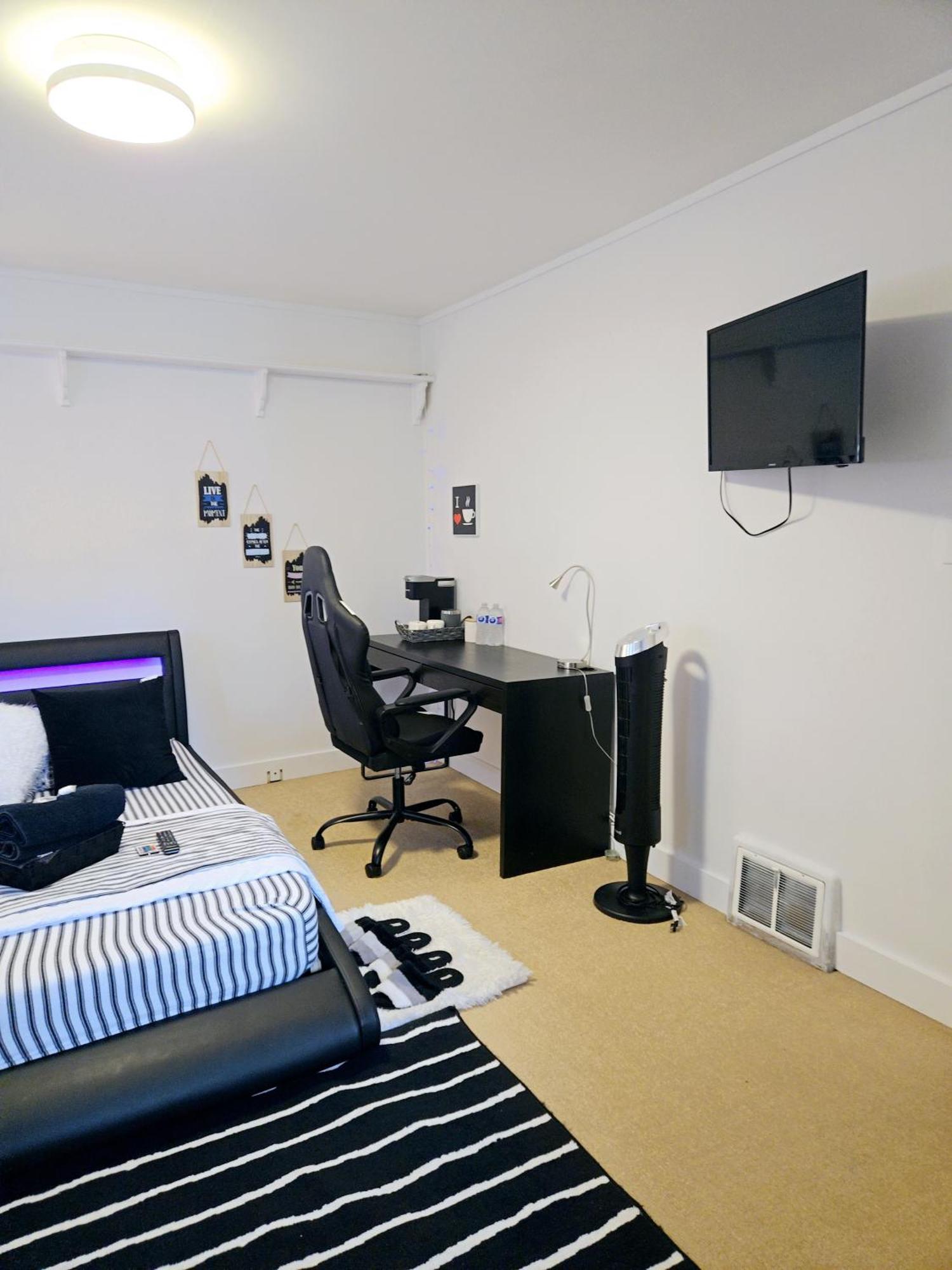 Cozy Stylish Black & White Design Room In The Heart Of Vancouver! Private Parking, Self Check-In & Just 4 Mins To Metrotown! Exterior photo
